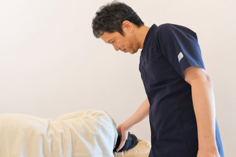 セルフケアでは届かない首の奥深くのコリを優しくゆるめる施術