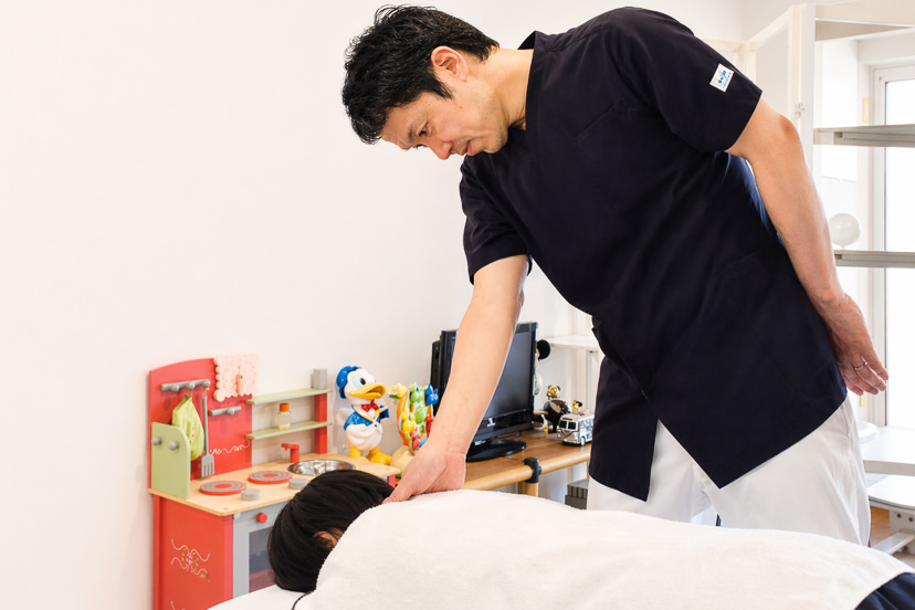 セルフケアでは届かない首の奥深くのコリを優しくゆるめる施術